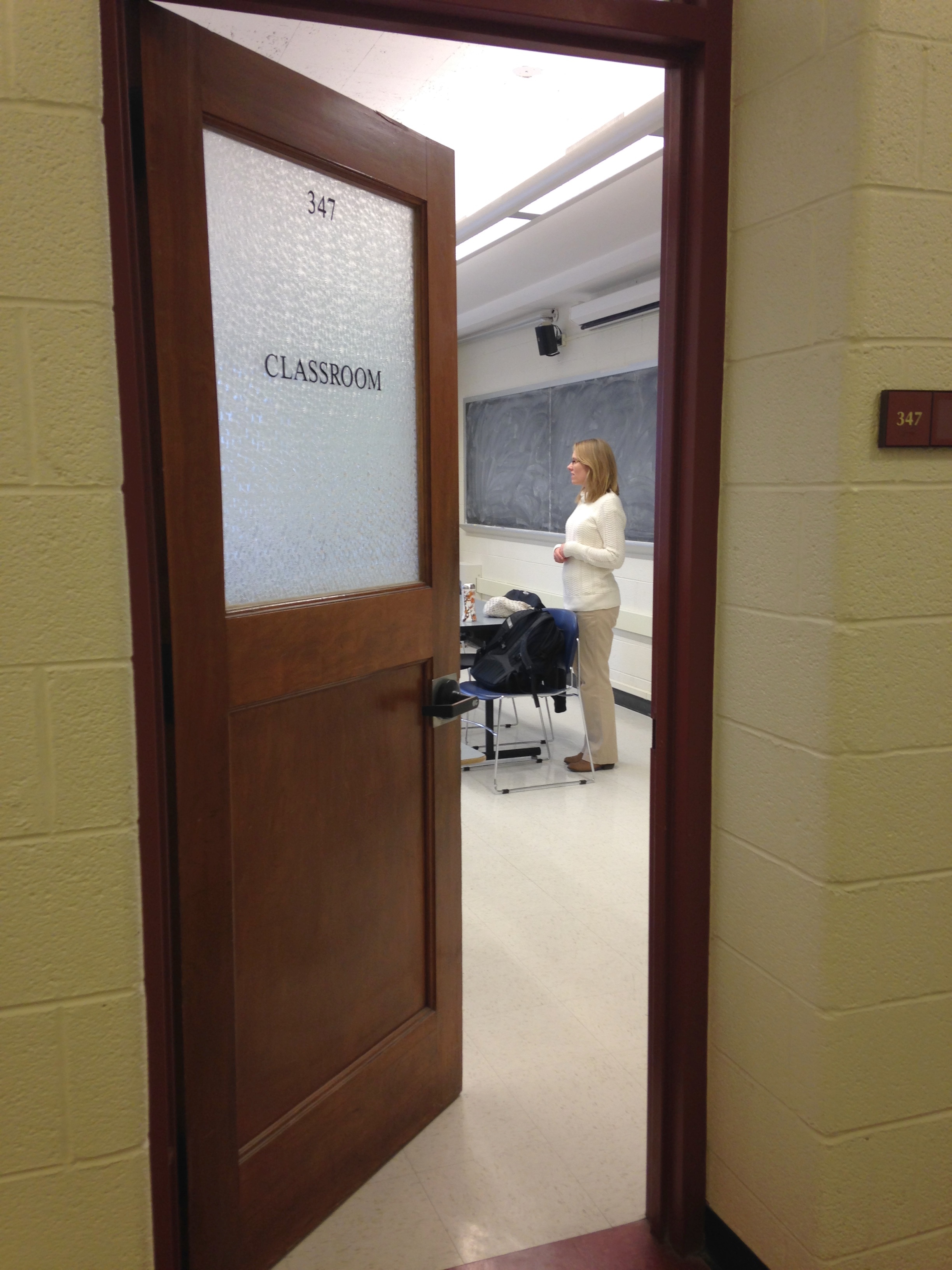 Двери в школу в кабинеты. Дверь в кабинет. Дверь в класс в школе. Дверь в аудиторию. Дверь в офис.